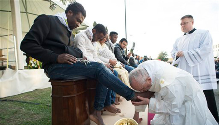 پوپ نے مسلم پناہ گزینوں کے پاؤں دھوئے اور چومے